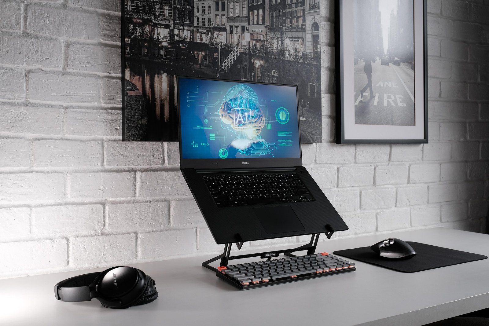 Elevador de laptop y espacio de trabajo esencial
